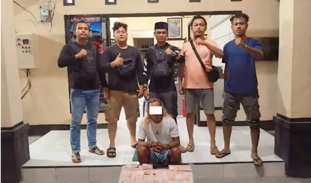 INI PELAKUNYA: Pelaku HAM diamankan bersama barang bukti di Polres Lombok Utara, beberapa hari lalu. (DOK POLRES LOTARA)