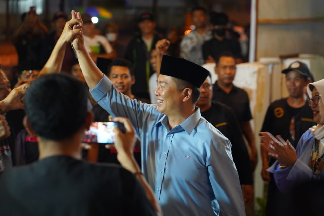 Bakal Calon Gubernur NTB Lalu Muhammad Iqbal menyapa para relawan saat peresmian posko pemenang LMI di Kekalik, Kota Mataram, Sabtu malam (27/7).