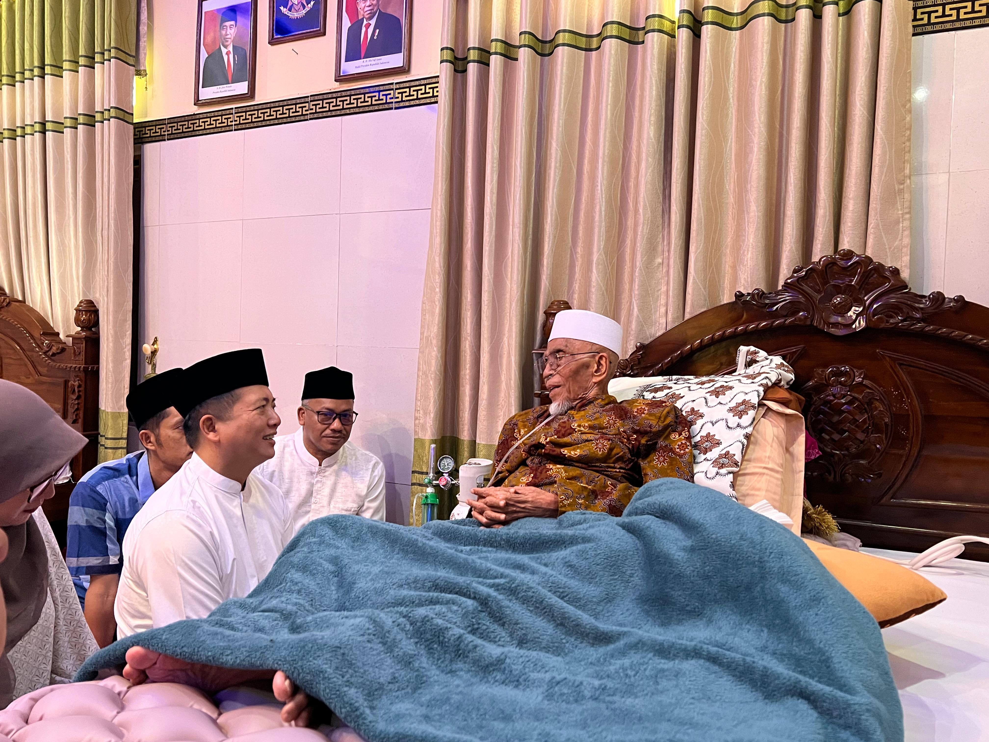 DAPAT WEJANGAN: Bakal Calon Gubernur Lalu Iqbal didampingi istri mengunjungi kediaman TGH Turmudzi Badarudin, Sabtu (27/7)
