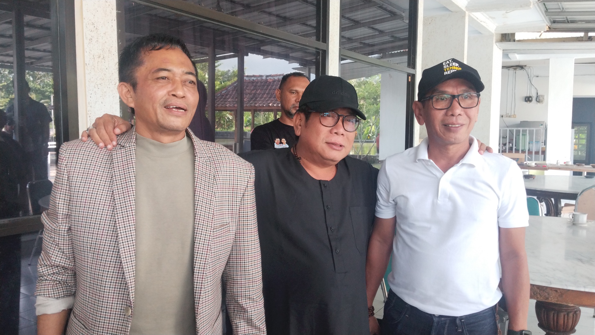 IKHTIAR MAJU: Achmad Puaddi (kanan) berfoto bersama Suhaili FT (tengah) dan Bupati Loteng Lalu Pathul bahri (kiri) beberapa waktu. (Dewi/Lombok Post)