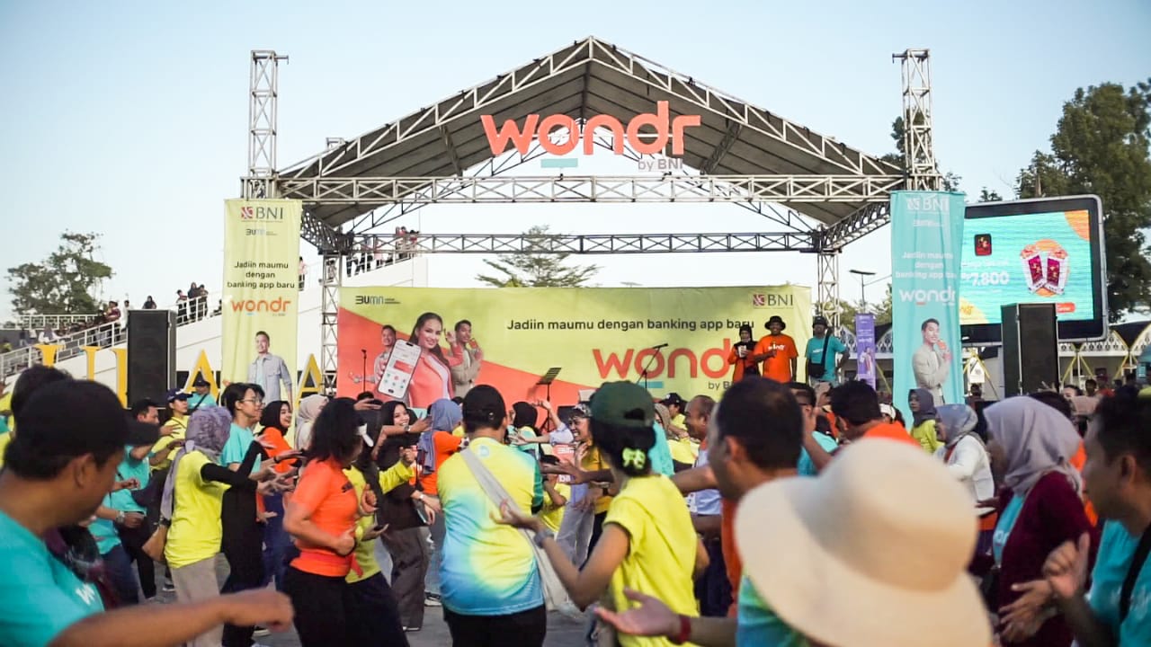 MERIAH: Aplikasi Wndr by BNI diperkenalkan ke publik lewat serangkaian kegiatan saat  Car Free Day di Teras Udayana, Mataram pada Minggu (28/7) pagi.