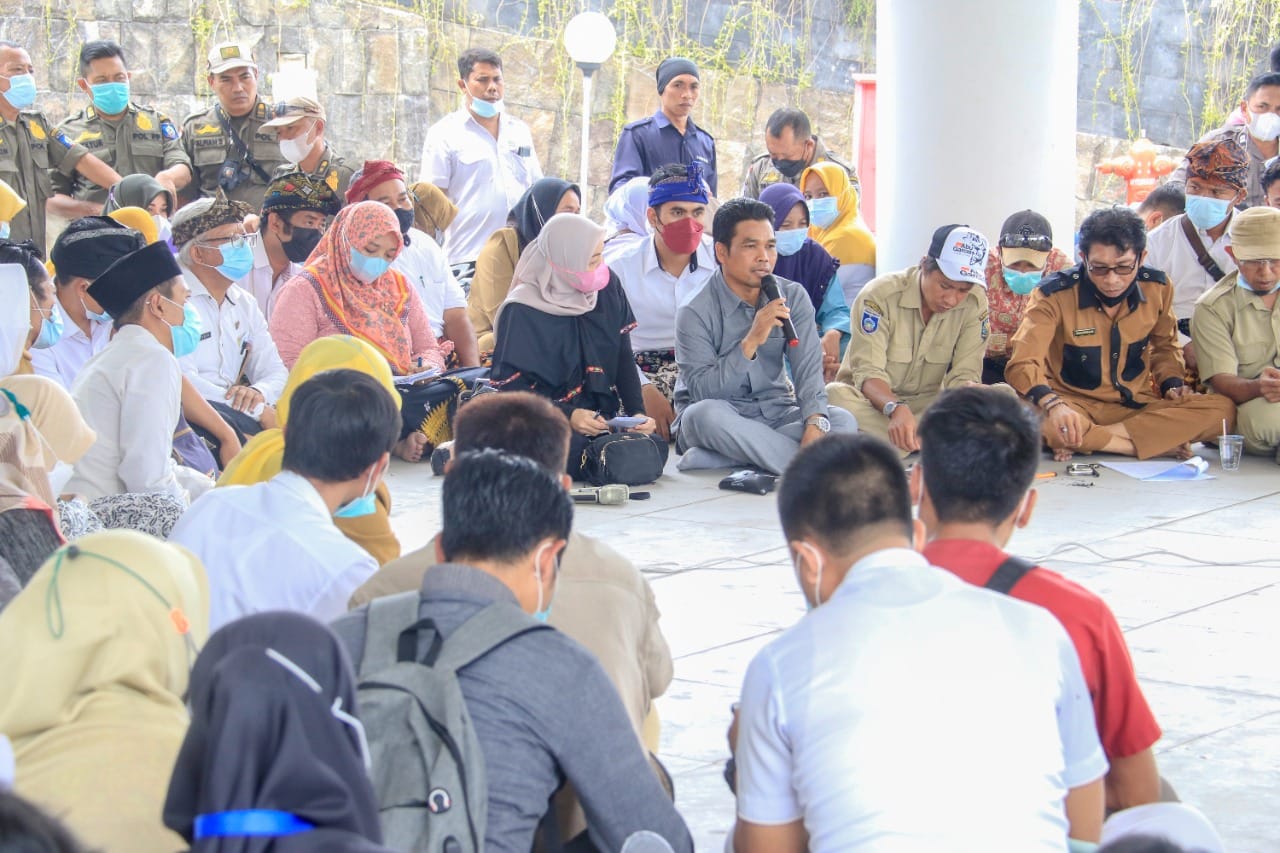 SIAP BERKOMPETISI: Ketua DPC Partai Bulan Bintang (PBB) Loteng Legewarman saat bertemu dengan masyarakat belum lama ini. (Legewarman for Lombok Post)