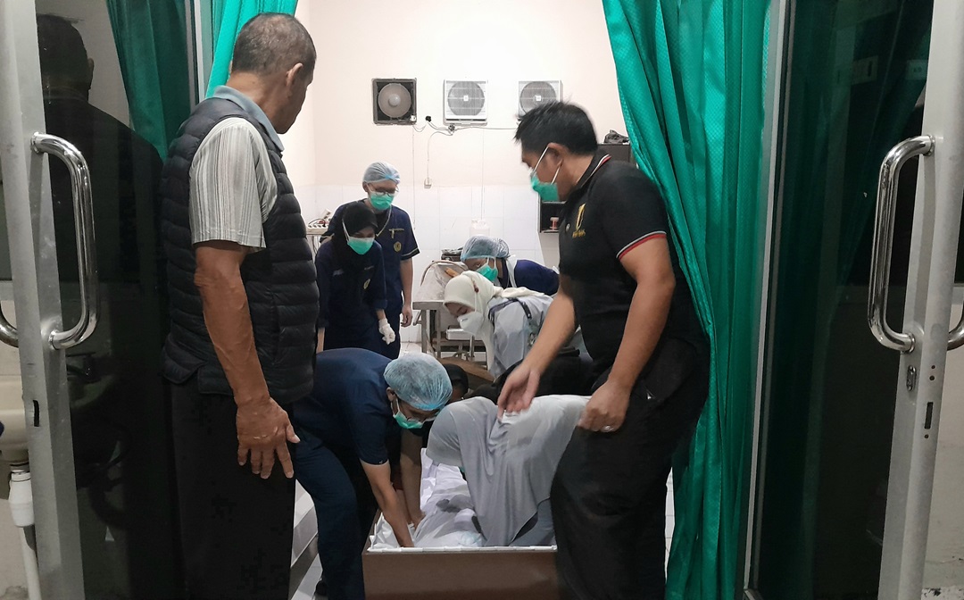 HASILNYA SUDAH KELUAR: Jenazah Nurul Izzati, santriwati Ponpes Al-Aziziyah,Lombok Barat saat diotopsi di RS Bhayangkara Mataram, 29 Juni lalu.(TONI/LOMBOK POST)
