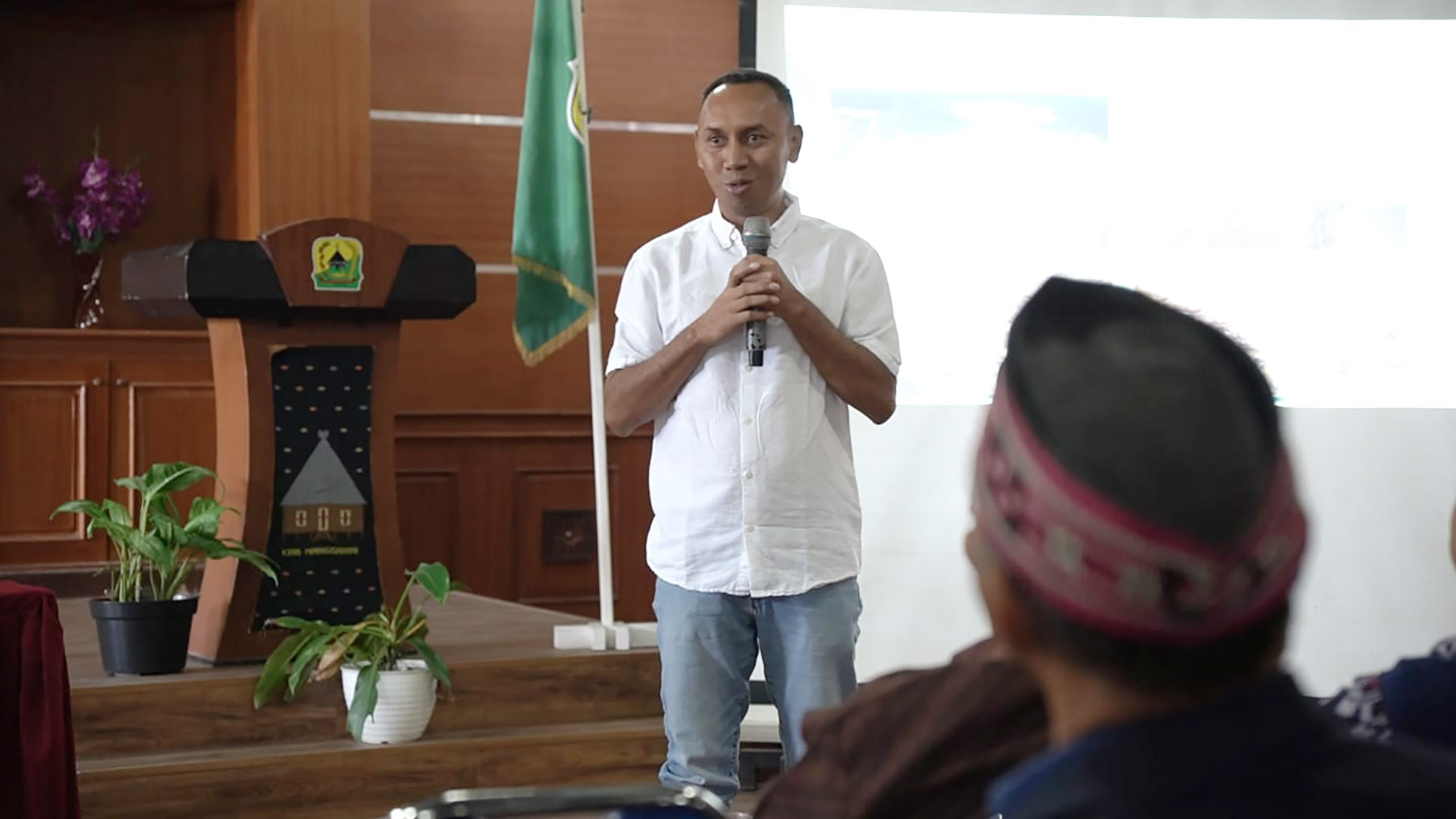 Ferdy Hasiman saat berbicara di depan masyarakat dan tetua adat Poco Leok.