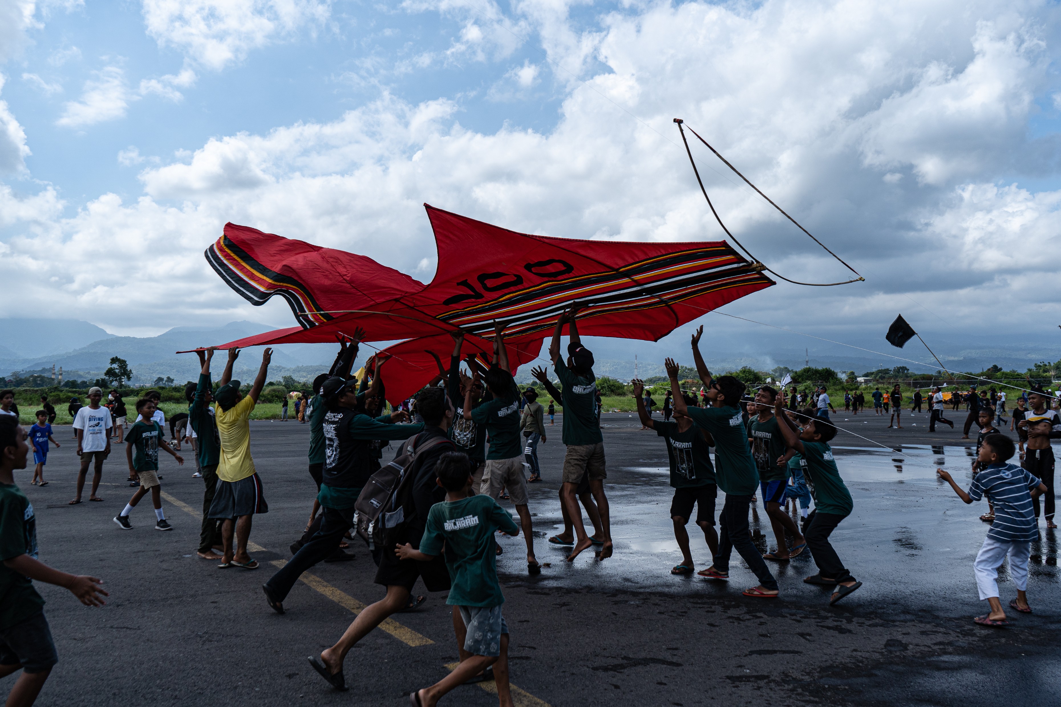 HIBURAN: Sejumlah pemuda menerbangkan layang-layang dalam ajang festival layangan di eks Bandara Selaparang, Kota Mataram, kemarin.(IVAN/LOMBOK POST)
