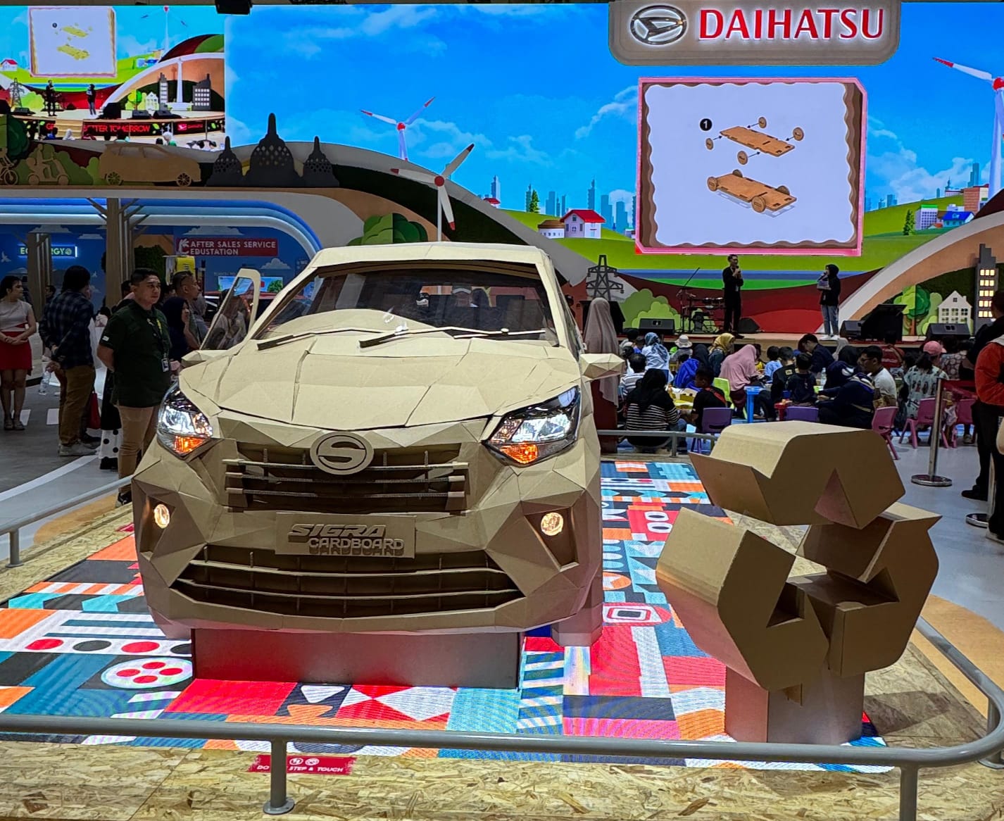 TARIK PERHATIAN: Inilah Daihatsu Sigra Cardboard yang ditampilkan di GIIAS 2024.(DAIHATSU FOR LOMBOK POST)