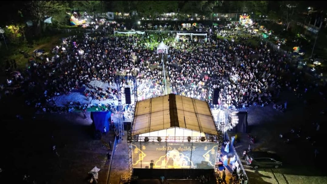 Ribuan orang memadati Tabligh Akbar kolaborasi LWC dan Kominfo di Lapangan Kediri, Minggu (28/7).