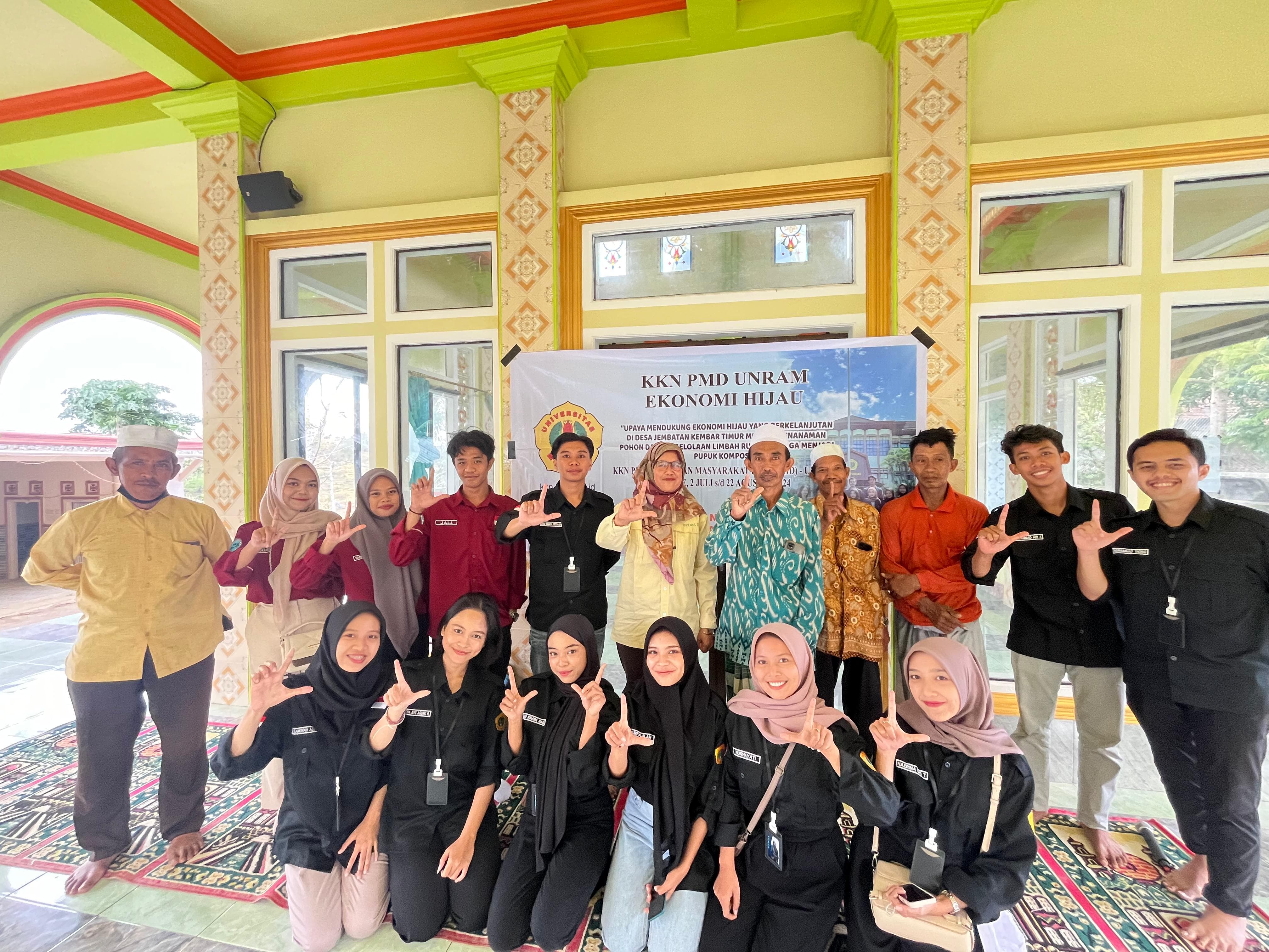 DUKUNG EKONOMI HIJAU: Peserta KKN-PMD UNRAM 2024 yang ada di Desa Jembatan Kembar Timur, Lombok Barat foto bersama dengan aparat desa dan masyarakat setempat usai sosialisasi dan penghijauan.