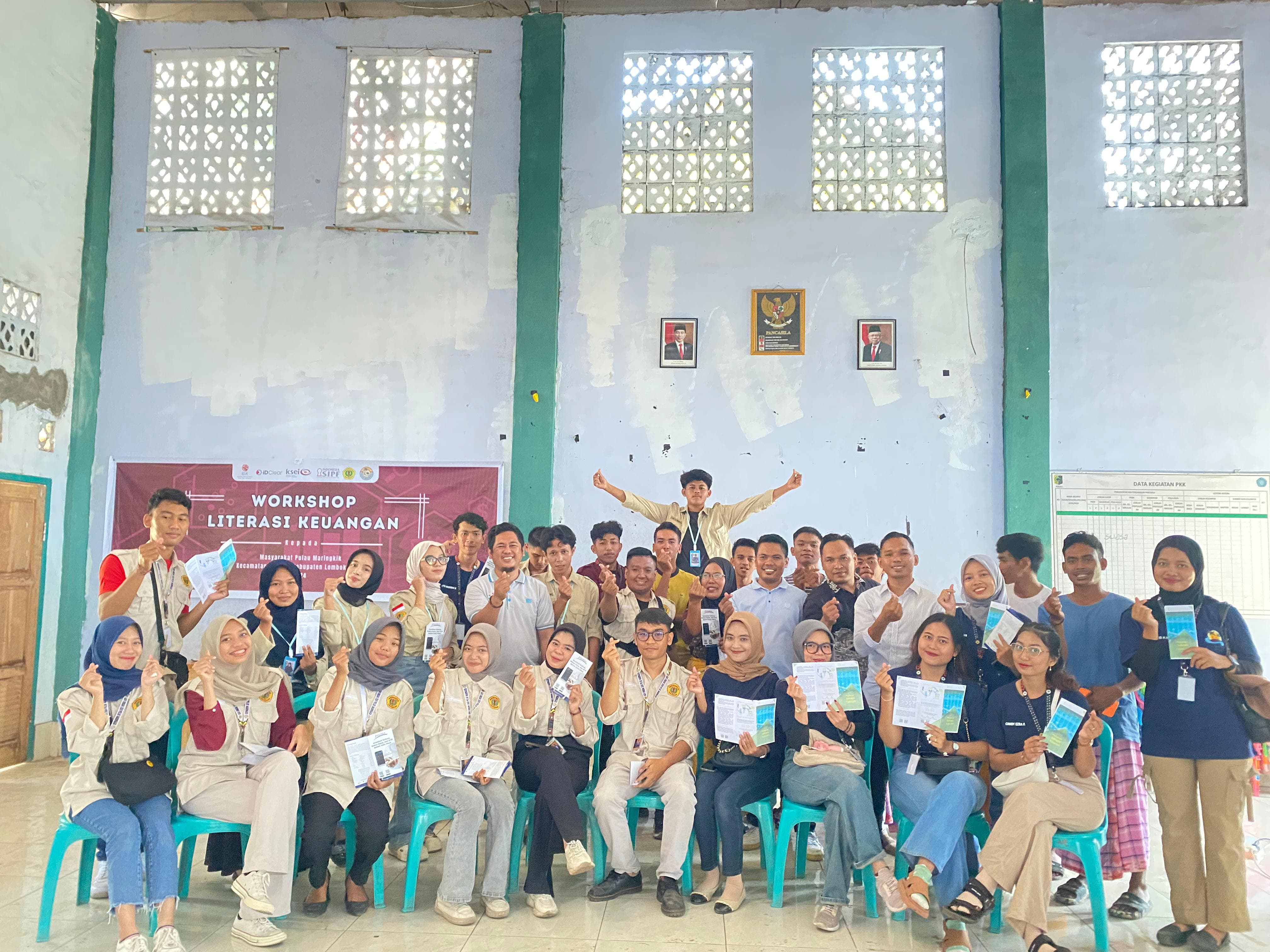 EDUKASI MASYARAKAT: Kelompok 1 KKN PMD Unram berfoto usai melaksanakan semintar literasi keuangan di Pulau Maringkik, Kecamatan Sekaroh, Lotim.