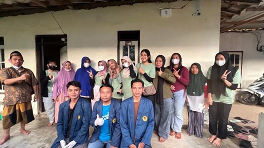 PELATIHAN: Mahasiswa KKN Unram bersama warga usai pelatihan pembuatan pupuk cair dari limbah di Desa Mekar Bersatu, Kecamatan Batukliang, Kabupaten Lombok Tengah, belum lama ini.(ist/lombokpost)