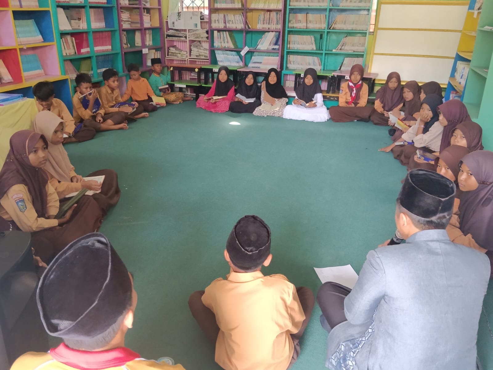 SELEKSI: Puluhan murid dari sekolah gugus IV Selaparang Kota Mataram mengikuti STQ di SDN 33 Mataram, Sabtu (27/7) lalu.(RAHMAN FOR LOMBOK POST)