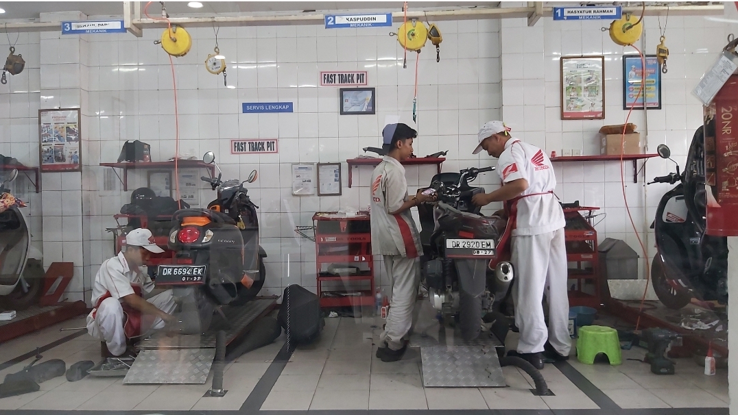 Beberapa mekanik Honda sedang melakukan service pada salah satu unit kendaraan Honda di bengkel resmi Honda Brawijaya, beberapa waktu lalu.