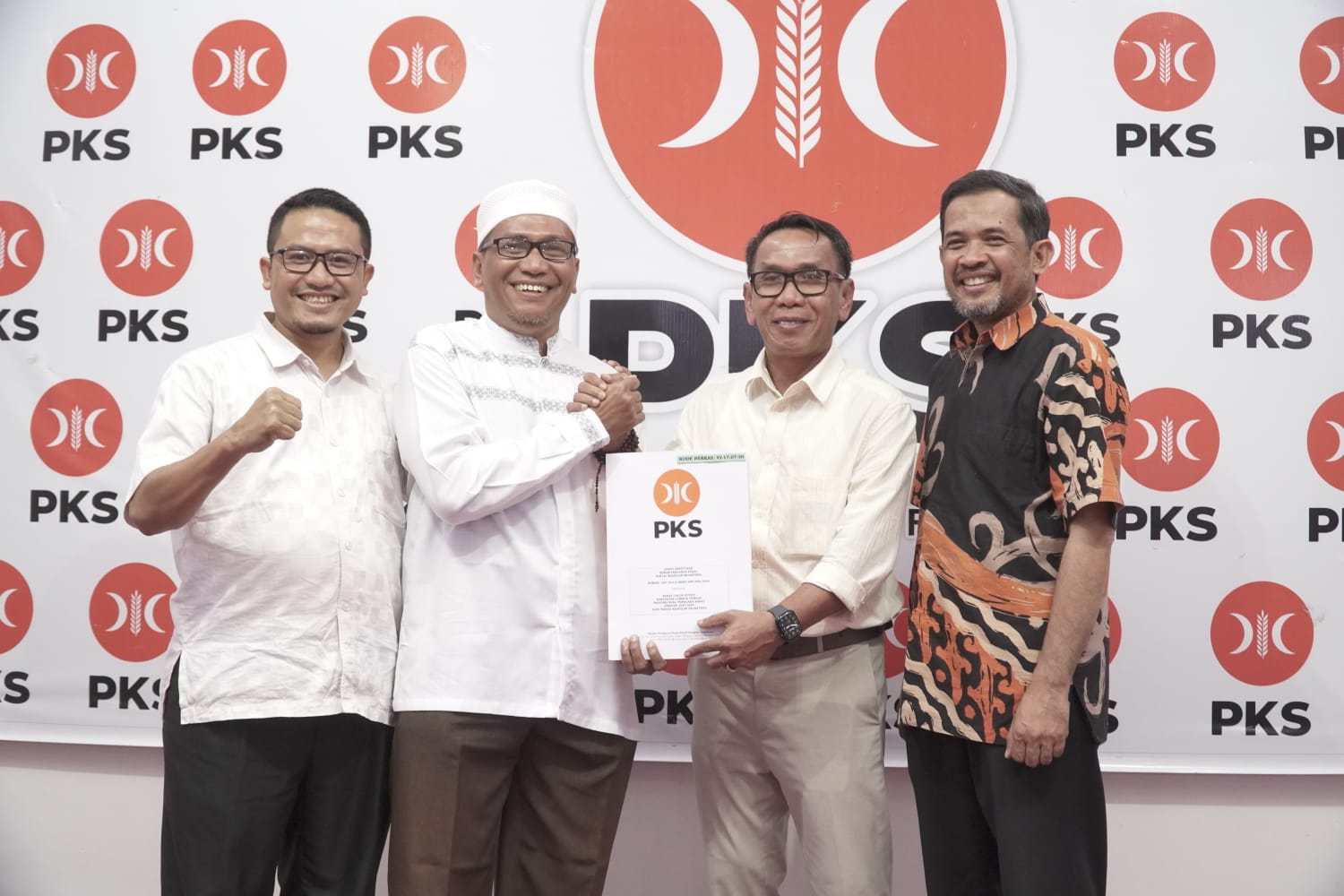 KIAN PEDE: Bakal Calon Bupati Loteng Achmad Puaddi menerima surat rekomendasi dukungan Pilkada Loteng 2024 yang diserahkan Ketua DPW PKS NTB Yek Agil di kantor DPW PKS NTB, Kota Mataram, Senin (29/7).