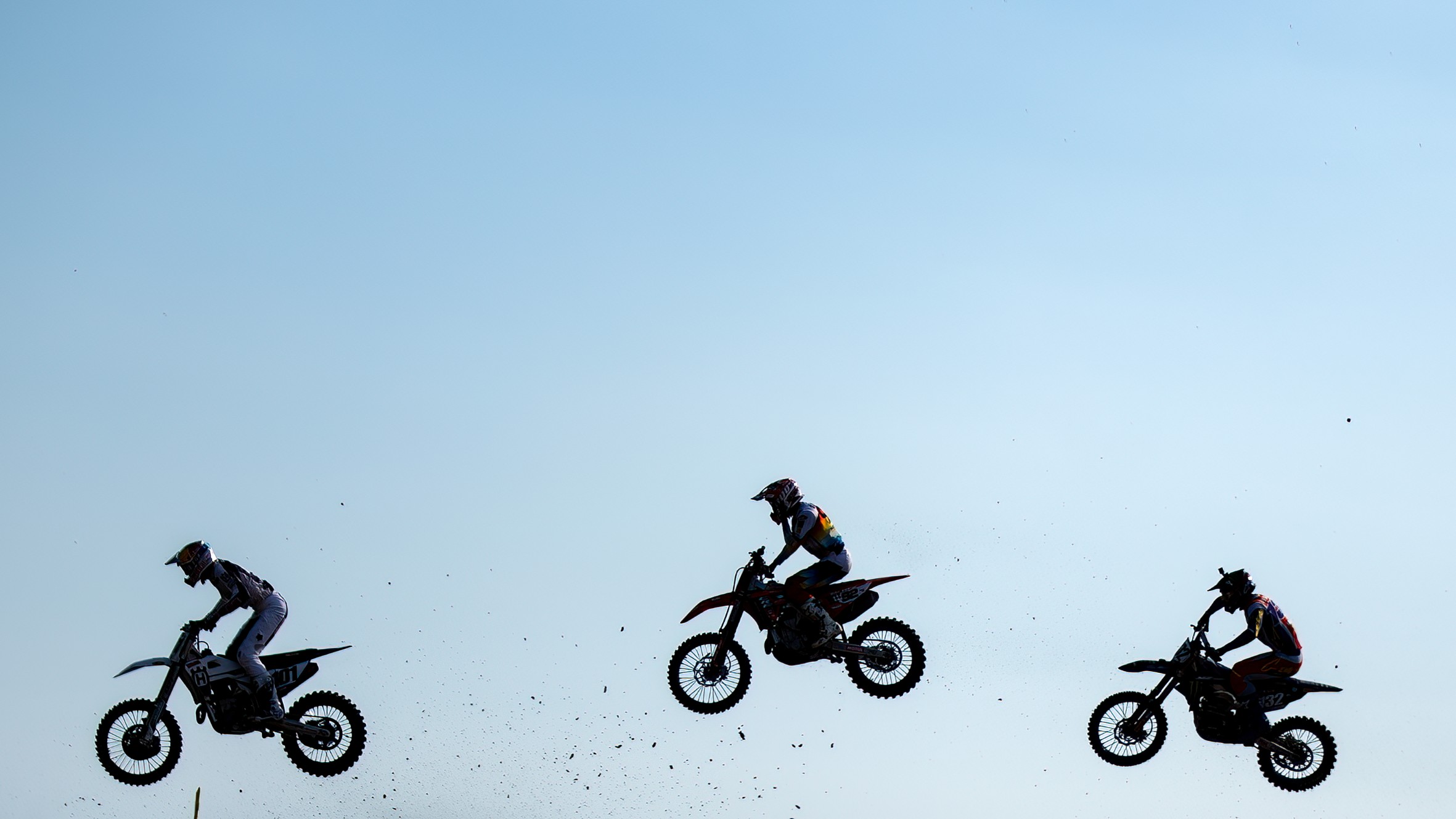 BERAKSI: Para pembalap MXGP terbang setelah jumping saat ballapan di Sirkuit Eks Bandara Selaparang, beberapa waktu lalu. (Ivan/Lombok Post)