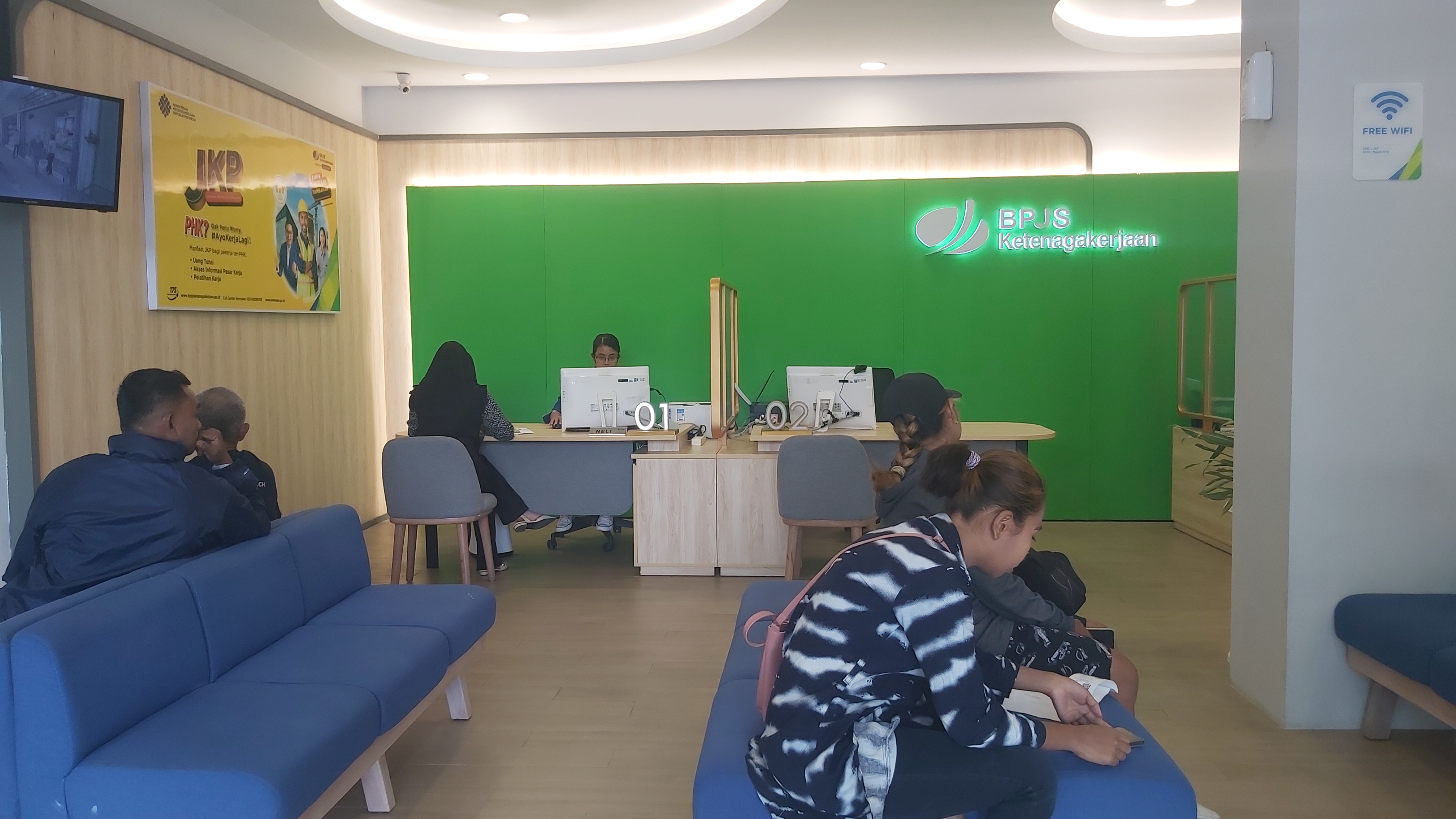 Beberapa peserta BPJamsostek NTB saat mengurus kepesertaan di Kantor BPJamsostek NTB, beberapa hari lalu.