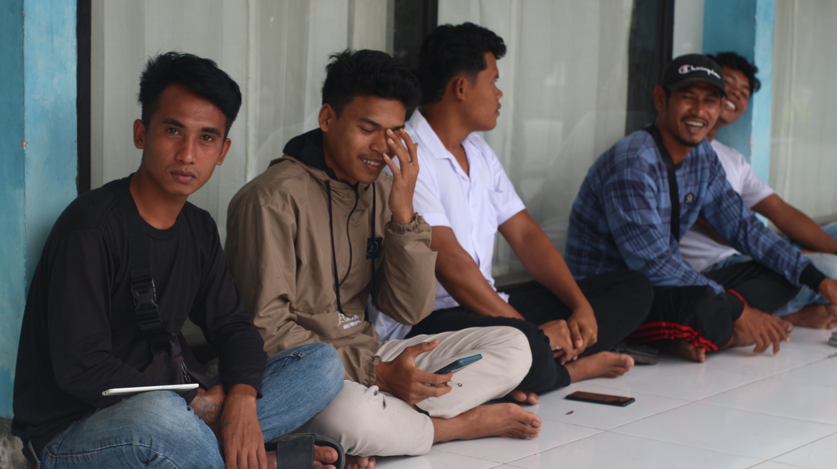MENCARI KERJA: Sejumlah CPMI di Lombok Timur (Lotim) saat menunggu giliran untuk mengurus persyaratan ke Malaysia di Kantor Disnakertrans Lotim. (SUPARDI/LOMBOK POST)