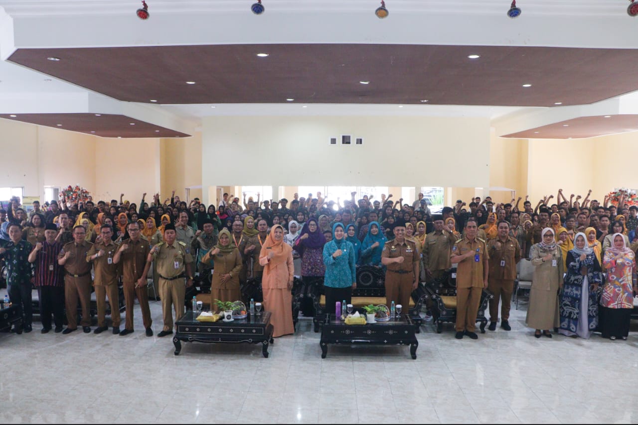 UNTUK MASA DEPAN: Pj Ketua TP PPK NTB Dessy Hassanudin, Dinsos NTB, stakeholder terkait dan para peserta, berfoto bersama. (DISKOMINFO NTB FOR LOMBOK POST)