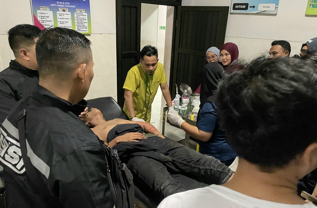 KORBAN LAKALANTAS: Anggota Polsek Pujut saat mendatangi korban lakalantas yang sempat diduga menjadi korban pembegalan.(DOK. POLRES LOTENG)