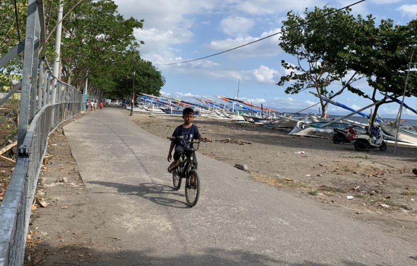 BERMAIN: Seorang anak bersepeda di jalanan area sempadan pantai yang diklaim menjadi hak milik Lagoonbay, kemarin (30/7).  (CHIA/LOMBOK POST)