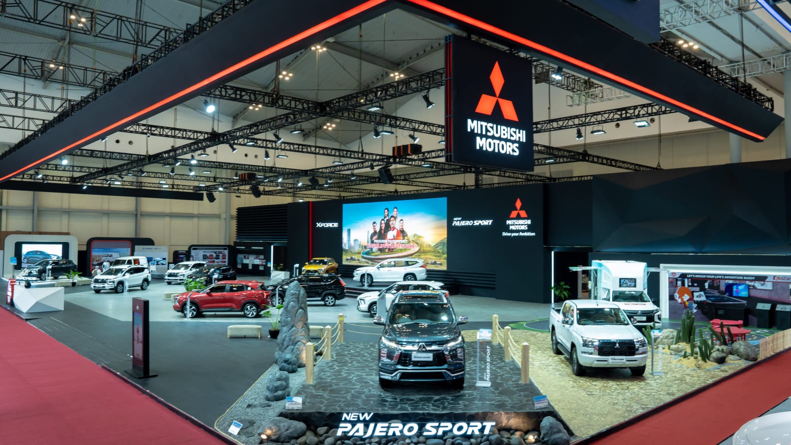 DOMINASI PENJUALAN: Mitsubishi Xpander (termasuk Xpander Cross), yang menjadi kontributor utama penjualan hingga 45 persen dari total pesanan produk MMKSI di GIIAS 2024.
