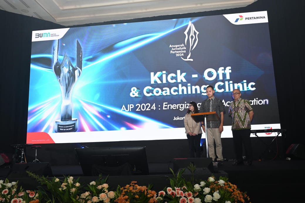 RESMI DIBUKA: VP Corporate Communication Pertamina Fadjar Djoko Santoso bersama Perwakilan Juri AJP Maman Suherman dan juga Perwakilan media Livia Ramadhanti dari Metro TV melakukan seremoni pembukaan