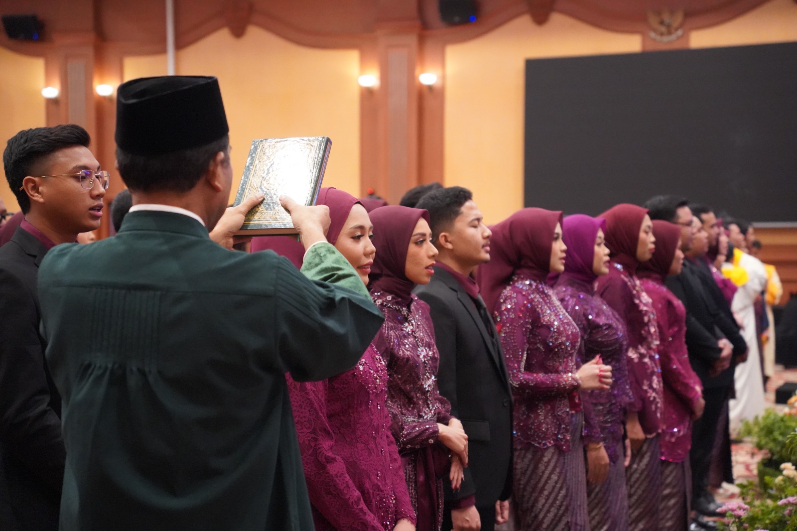 DOKTER BARU: Puluhan dokter baru FKIK Unram dilantik dan diambil sumpahnya di Mataram, kemarin (30/7). (UNRAM FOR LOMBOK POST)