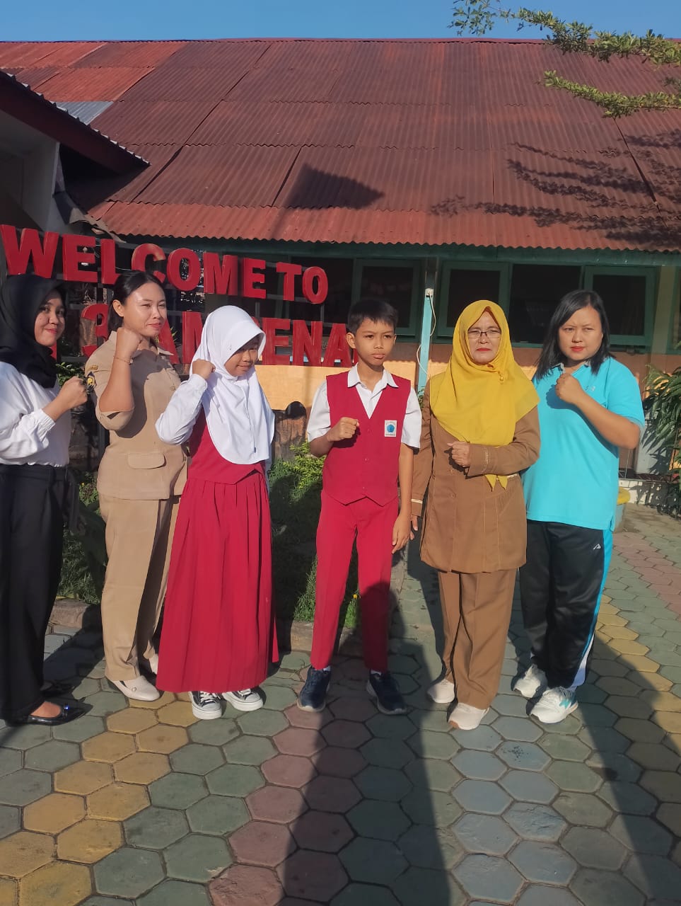 MEMBANGGAKAN: Baria Nurafni dan M Makshum, murid SDN 3 Ampenan yang akan mewakili NTB pada OSN dan O2SN tingkat nasional bersama kepala sekolah dan guru. (SDN 3 AMPENAN FOR LOMBOK POST)