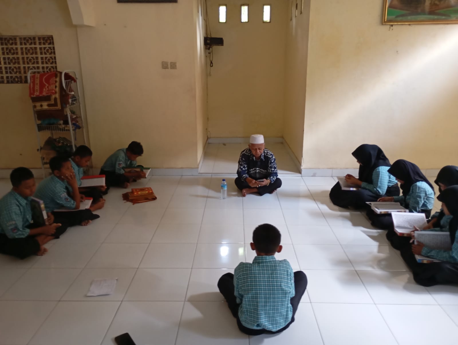 PERSIAPKAN LOMBA: Siswa SMPN 13 Mataram mengikuti STQ Pelajar Kota Mataram di sekolah setempat, belum lama ini. (ROJAI/LOMBOK POST)