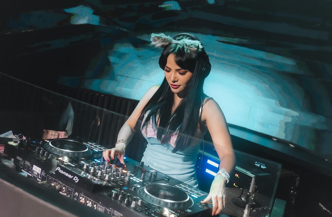 Dinar Candy Saat Perform DJ (Instagram/dinar_candy)