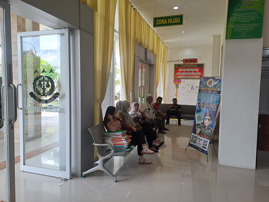 PENUHI PANGGILAN: Pimpinan BNI KCP Woha Ayu Safitri bersama staf tiba di ruang tunggu Kejari Bima, kemarin. (FIRMAN/LOMBOK POST)