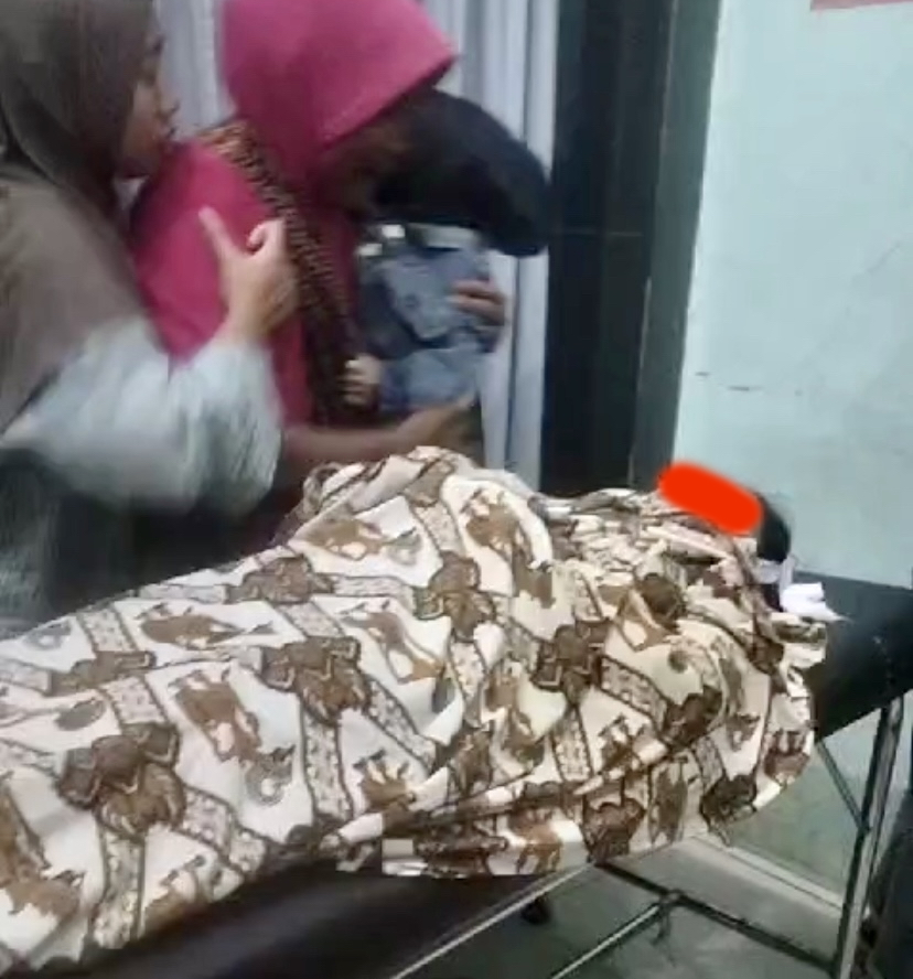 LAKA LANTAS: Korban kecelakaan lalu lintas dalam kondisi meninggal di Puskesmas Kediri, Selasa (30/7).  (IST/LOMBOK POST)
