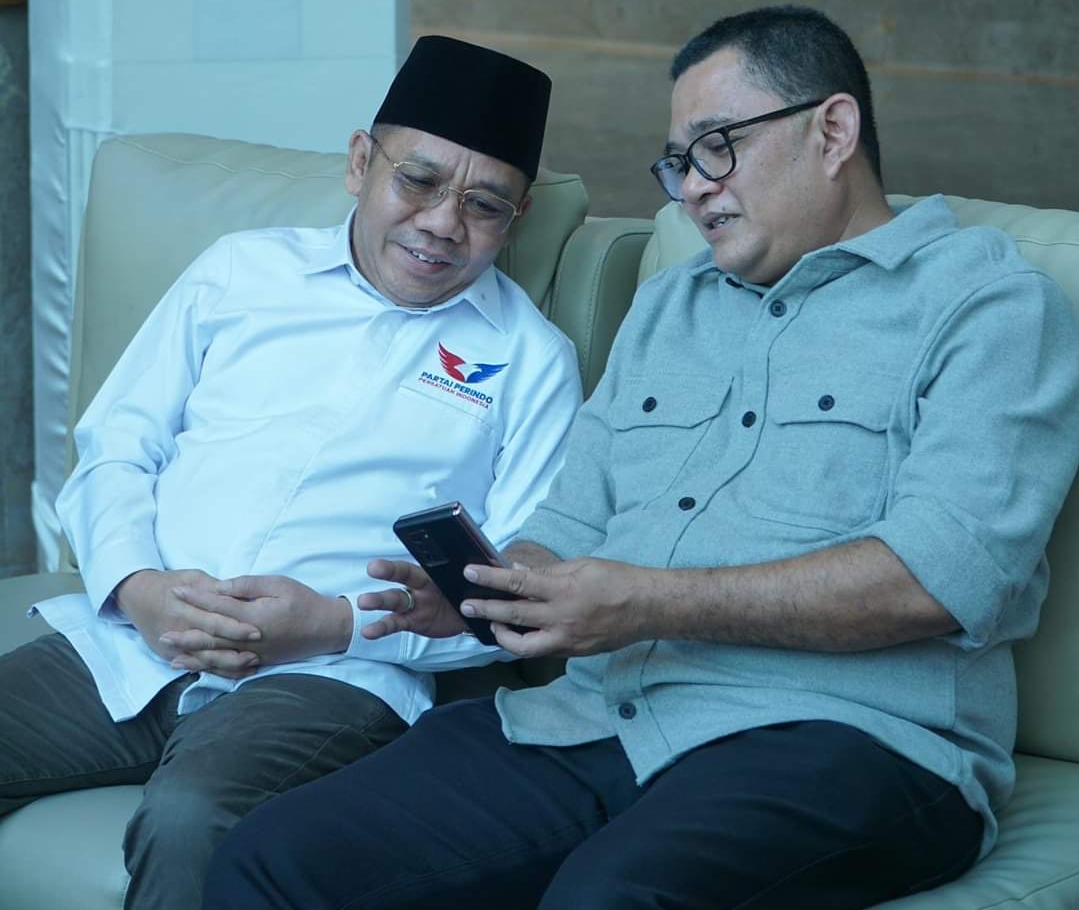 DISKUSI: Pasangan Bacalon Najmul Akhyar dan Kusmalahadi Syamsuri saat berdiskusi untuk program-program Lombok Utara di Jakarta, beberapa hari lalu. (TIM NK FOR LOMBOK POST)