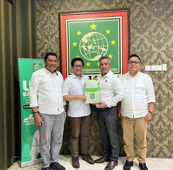 TERIMA SK: Pasangan calon Bupati dan Wakil Bupati KSV Ahmad Salim-Muhammad Nasir saat menerima SK dari DPP PKB, kemarin.(ISTIMEWA/LOMBOK POST)