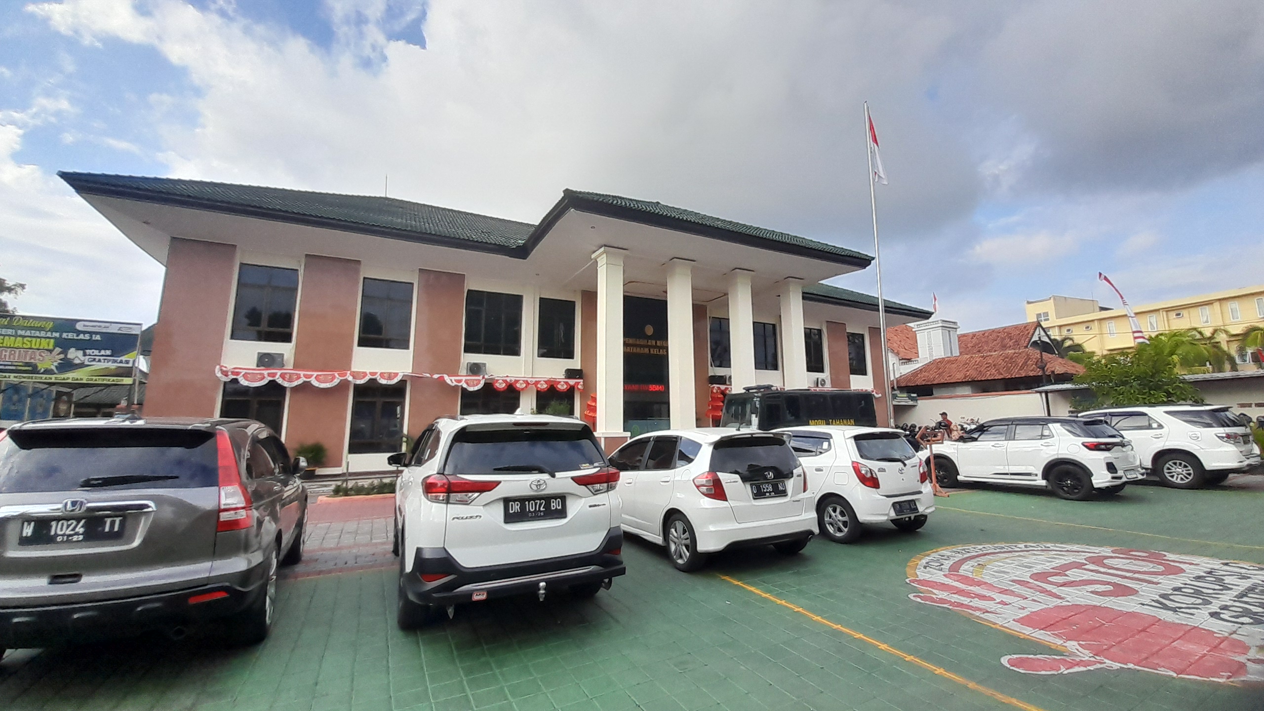 BUTUH TAMBAHAN HAKIM: Sejumlah kendaraan terparkir di halaman kantor Pengadilan Negeri Kelas IA Mataram, beberapa waktu lalu. 