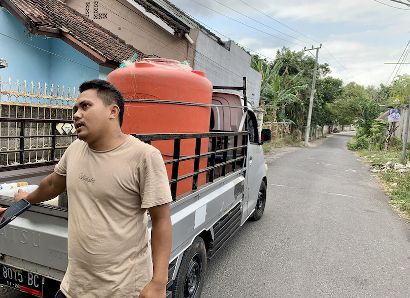 ANGKUT: Warga Penanggak saat mengangkut air bersih ke mobil bak terbuka dari kantor Camat Batulayar menuju perbukitan Penanggak, beberapa waktu lalu. (CHIA/LOMBOK POST)