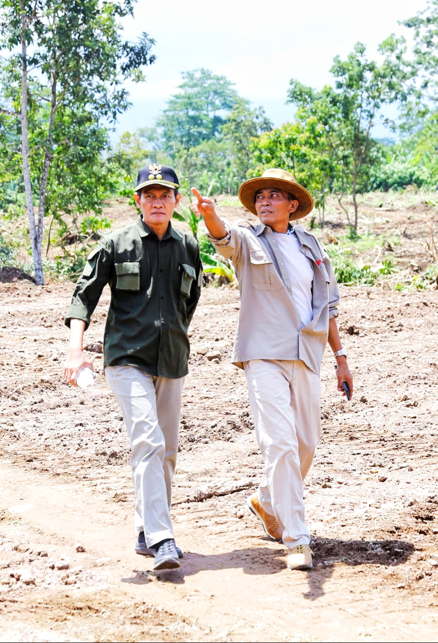 LANJUT JILID DUA: Bupati Loteng Lalu Pathul Bahri (kanan) bersama Wakil Bupati Loteng HM Nursiah kembali berpasangan di Pilkada Loteng 2024.(IST/Lombok Post)