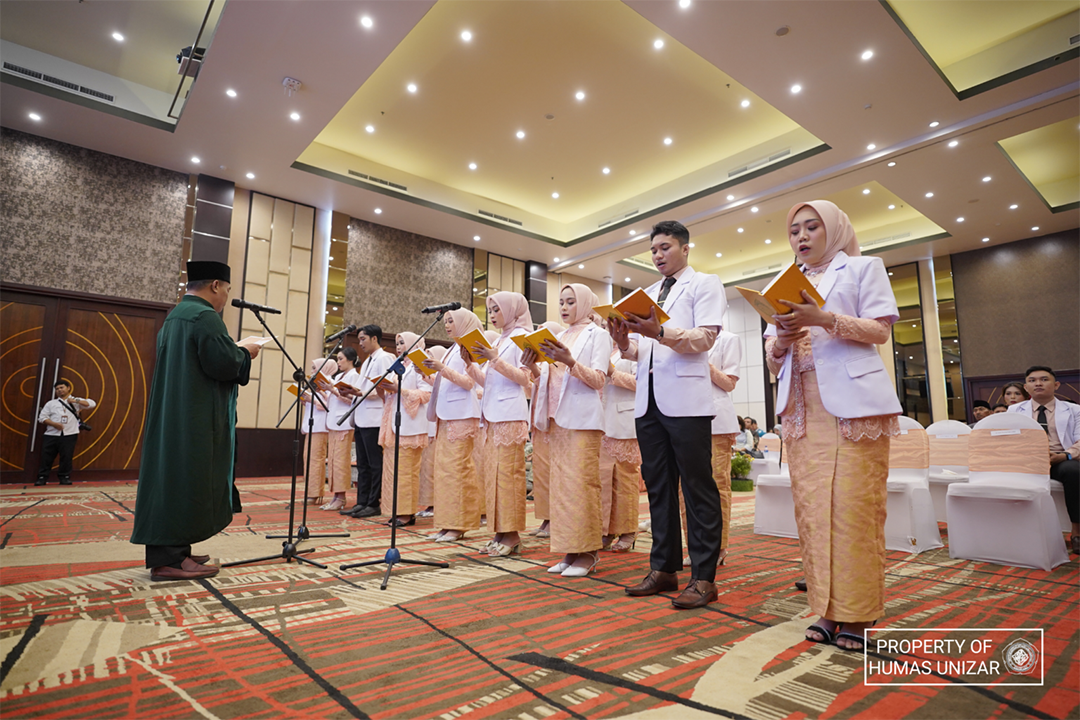 DOKTER BARU: Puluhan dokter baru Unizar diambil sumpahnya di salah satu hotel, di Mataram, Sabtu (30/7) lalu.(UNIZAR FOR LOMBOK POST)
