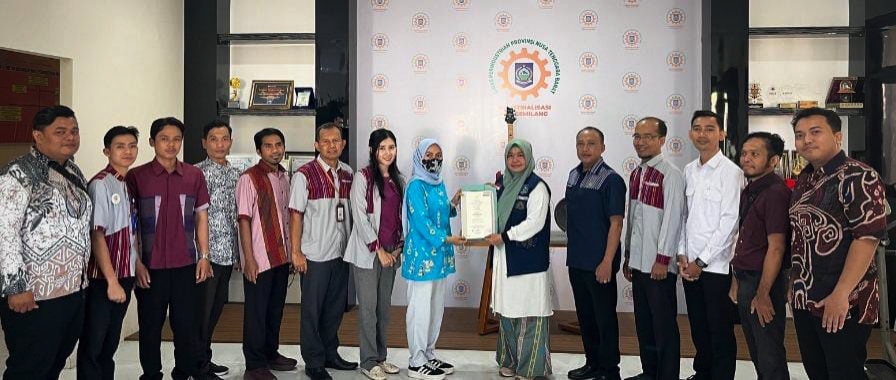 TERIMA SERTIFIKAT: Kepala Disperin NTB Hj Nuryanti (enam kanan) menyerahkan sertifikat pada para desainer kemasan NTB, Kamis (1/8).