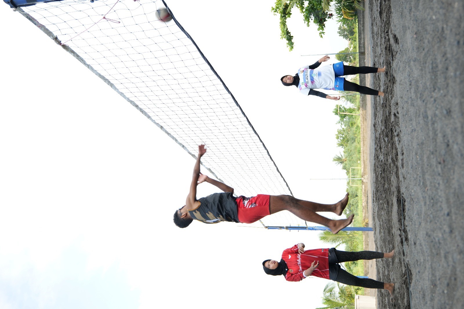 LATIHAN: Atlet voli pasir NTB berlatih di GOR 17 Desember, beberapa waktu lalu.