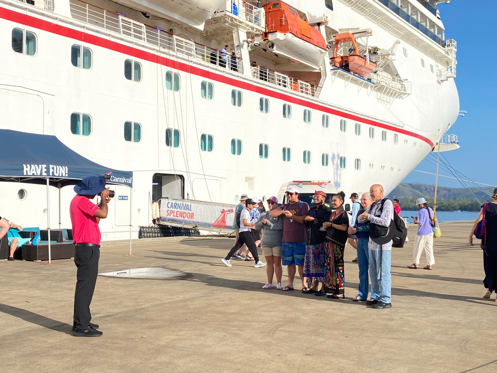 Beberapa wisatawan mancanegara menggunakan kapal pesiar abadikan momen tiba di Lombok.