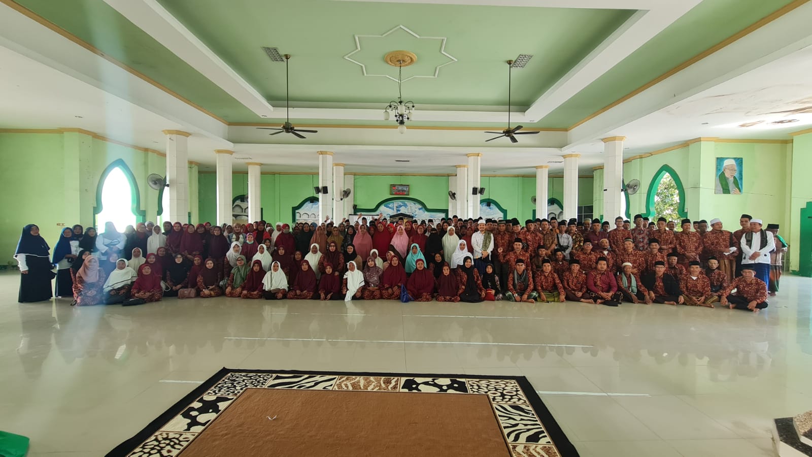 SIAP BERANGKAT: Inilah 200 jemaah umrah yang akan diberangkatkan KBIHU Darul Falah, di Mataram, kemarin.