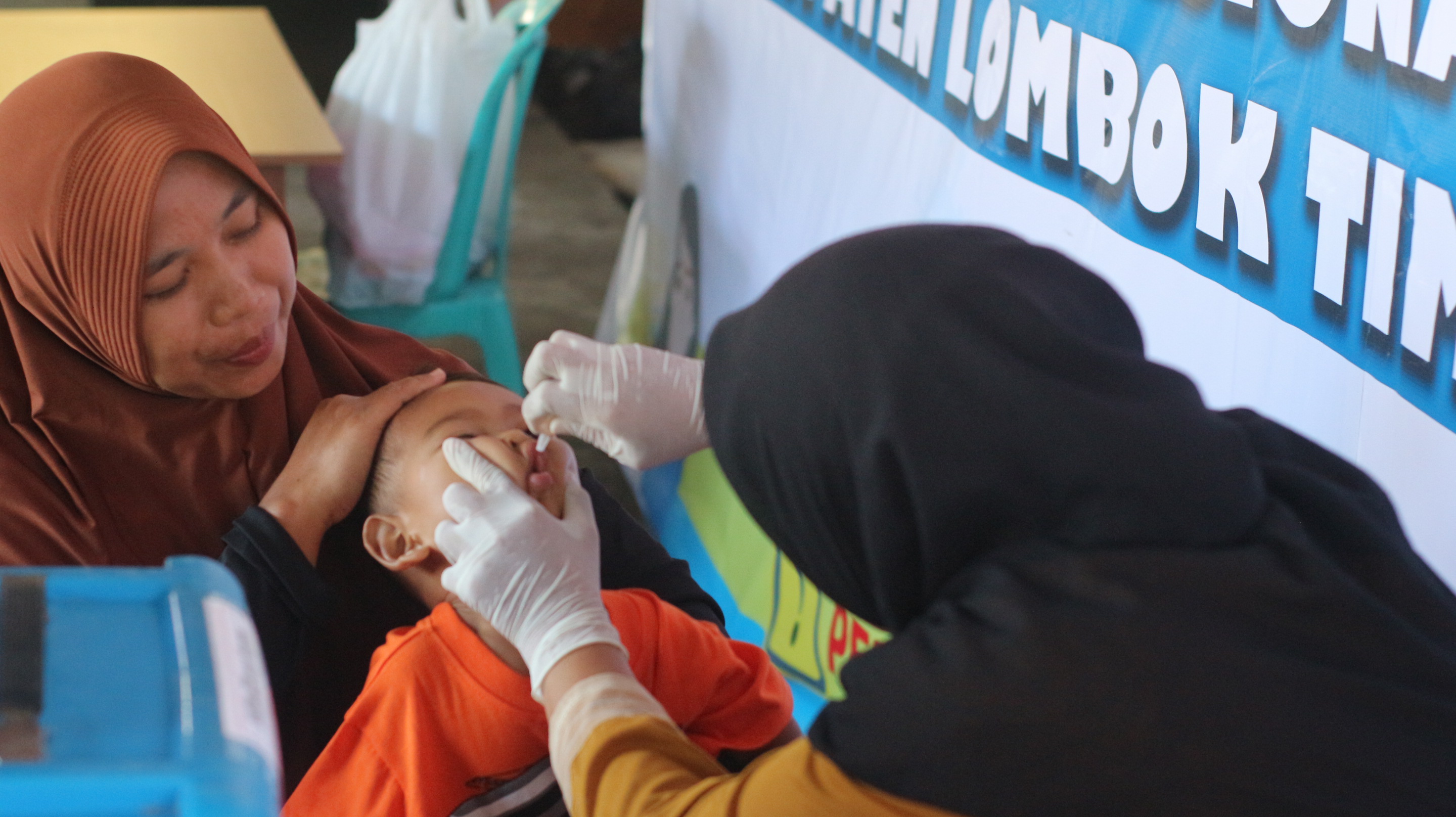 VAKSIN: seorang anak di Lombok Timur (Lotim) saat diberikan vaksin polio di salah satu Pos pelayanan vaksin polio di kecamatan Sakra. (Supardi/Lombok Post)