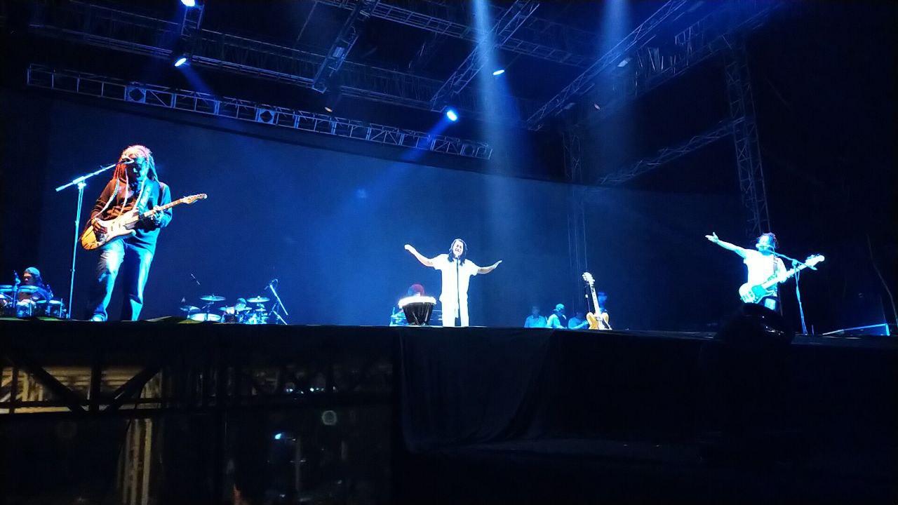 Hologram Mendiang Steven Coconuttreez (tengah) dibuat berada di tengah-tengah event Island Vibes Reggae Party di lapangan Taman Malomba, Sabtu (3/8).