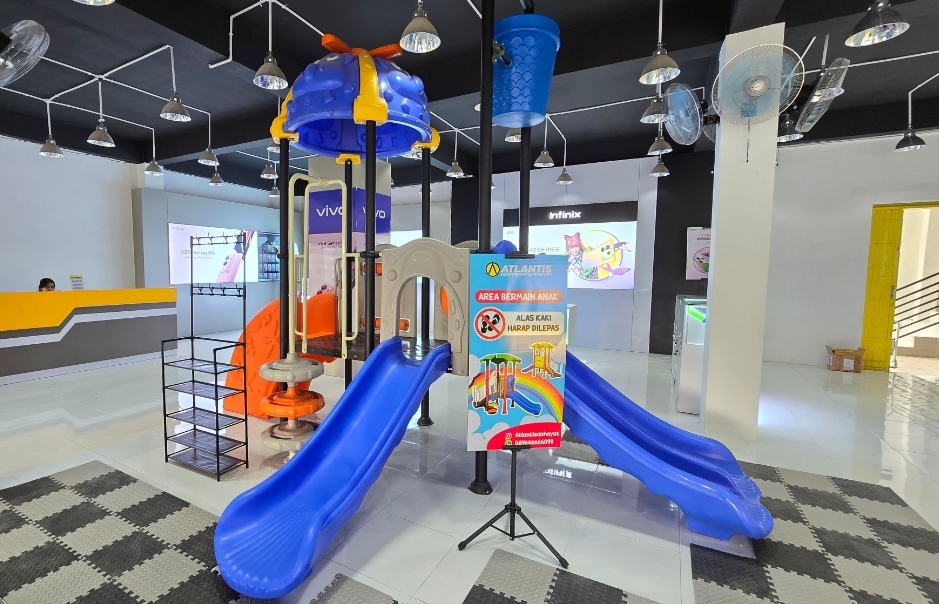 Salah satu fasilitas tambahan yang disiapkan Atlantis Cabang Panjitilar Mataram playground untuk bermain anak.