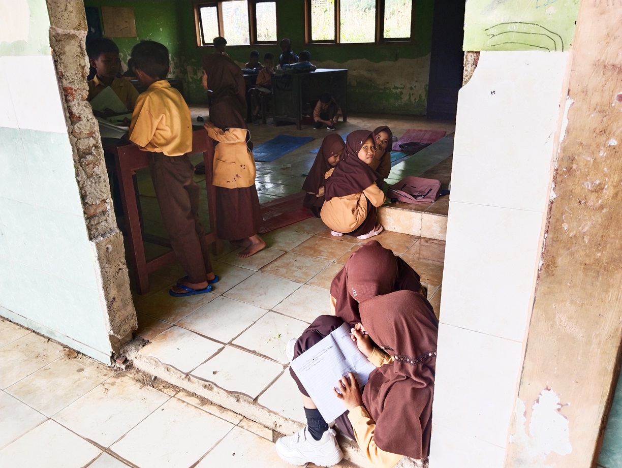 DIKLAIM WARGA: Para siswa SDN 1 Jangkih Jawe saat belajar di dalam kelas beberapa waktu lalu. Sekolah ini menjadi salah satu aset pemda yang diklaim warga setempat. (FOTO: DOK/LOMBOK POST)