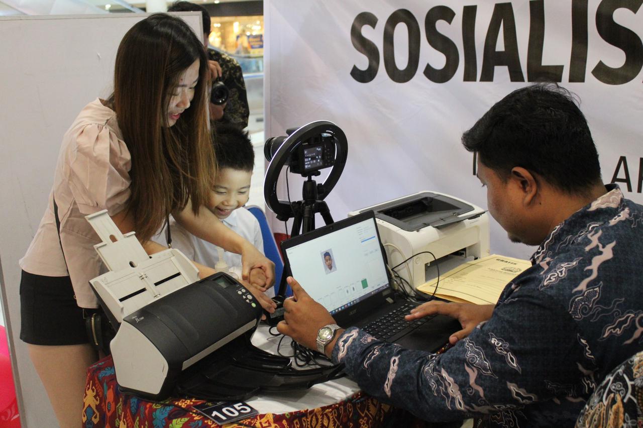 PELAYANAN: Pelayanan keimigrasian yang digelar Kantor Imigrasi Mataram di Lombok Epicentrum Mall, Minggu (4/8). (FOTO: KANTOR IMIGRASI MATARAM)  &nbsp;