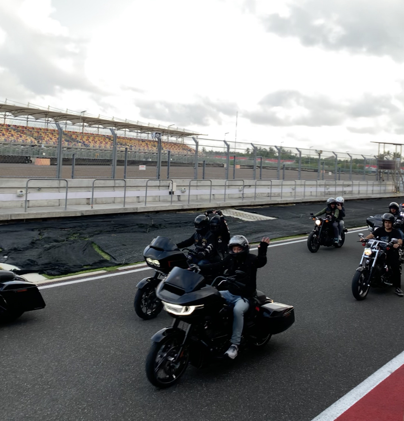 BERKELILING : Puluhan rider yang tergabung dalam HDC Mandalika lakukan test drive di sirkuit Mandalika, (3/7).