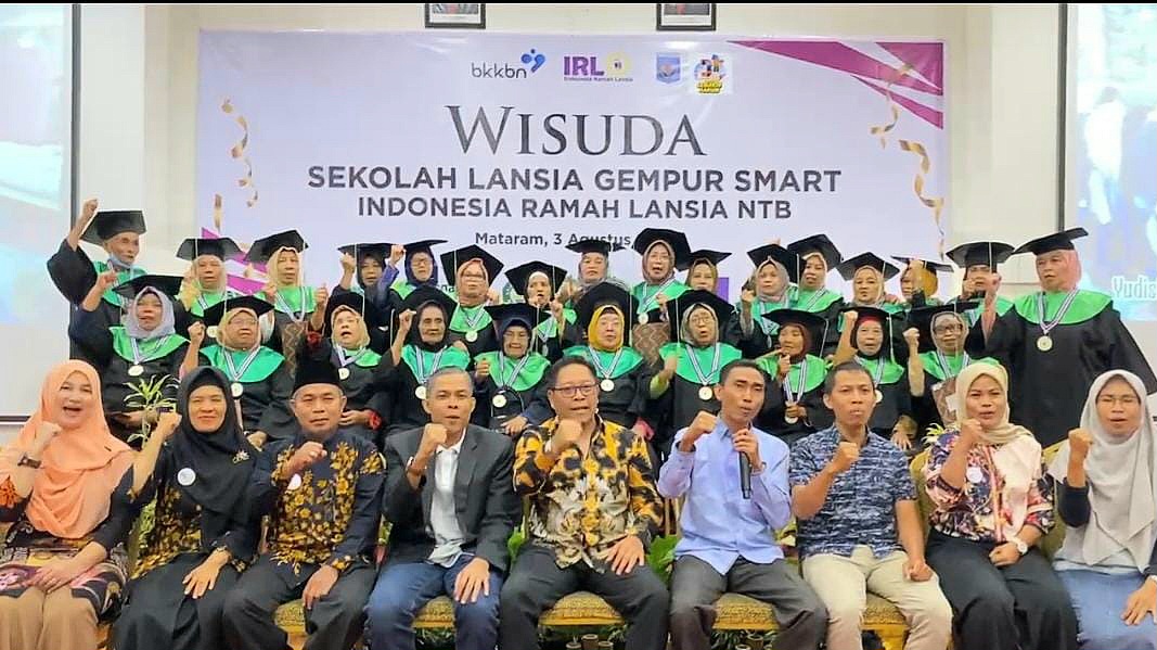WISUDA: Sebanyak 28 siswa sekolah lansia yang dilaksanakan Yaysan Indonesia Ramah Lansia (IRL) NTB diwisuda, Sabtu (3/8).(DOK IRL NTB)