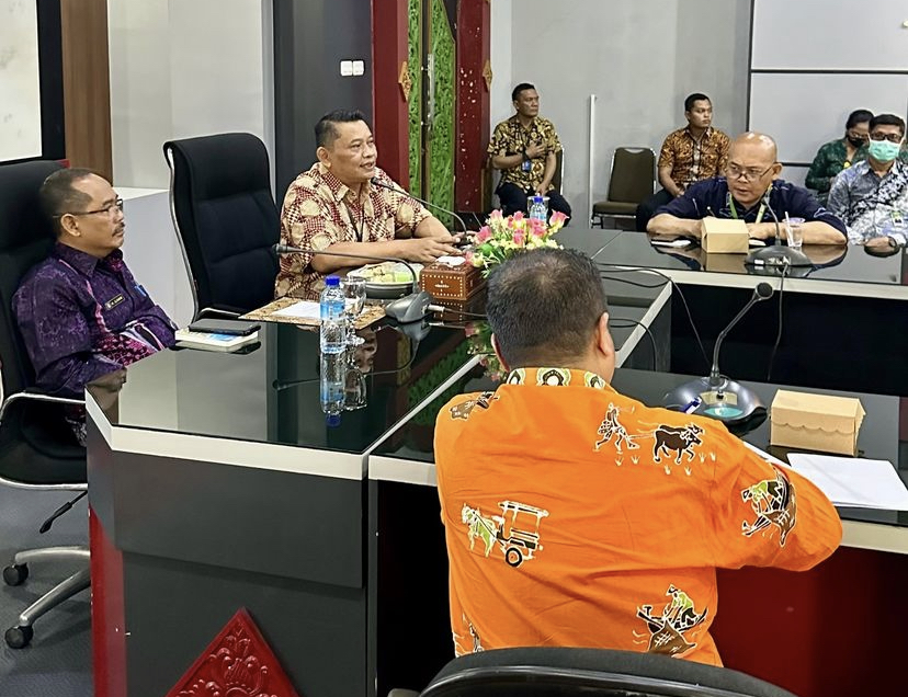 KOORDINASI: Pj Bupati Lobar Ilham didampingi Kepala Dikes Lobar saat melakukan evaluasi lintas sektor untuk pengendalian KLB DBD Lobar, beberapa waktu lalu. (Chia/Lombok Post)