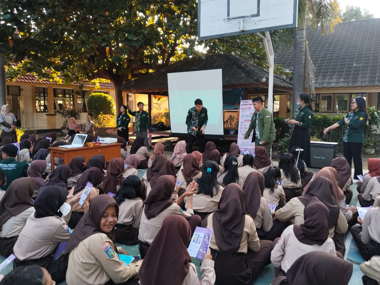 CEGAH ANEMIA: Siswa SMPN 11 Mataram mengikuti penyuluhan pencegahan stunting dan anemia di sekolah setempat, Sabtu (3/8) lalu.(SPENLAS FOR LOMBOK POST)